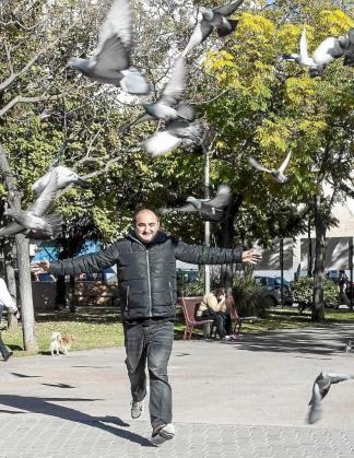 En pleno vuelo. Durante la sesión de fotos en el Parque de la Paz encontramos unas colaboradoras improvisadas, las decenas de palomas que diariamente acuden a recibir alimento al lugar. Foto: DANI ESPINOSA